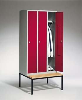 Kovová šatní skříň 3 dveře - šíře 900 mm, na lavičce - Kliknutím na obrázek zavřete
